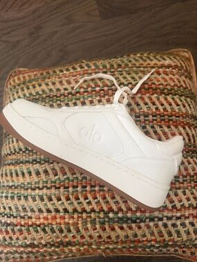 ALO Yoga White Low-Top Leather Sneaker